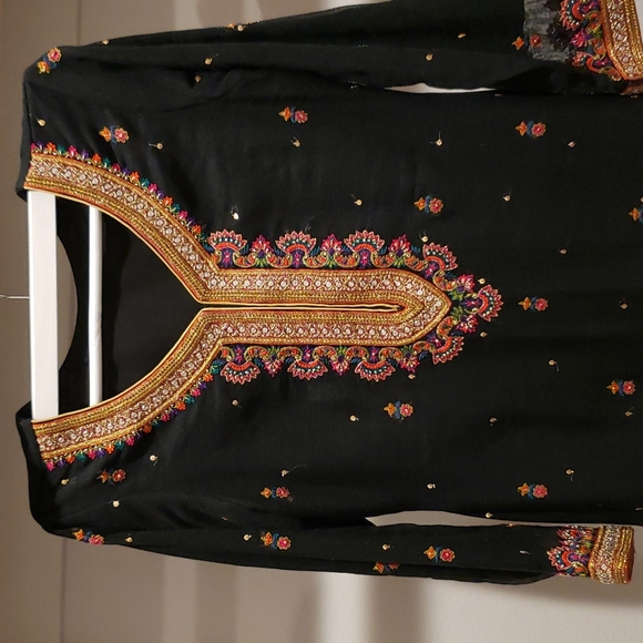 Indian suit - Picture 2 of 8